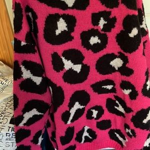 Beautiful sweater~ wore only couple time~